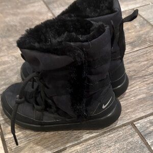 Nike Kids Black Fur-Lined Boots. Size 11c